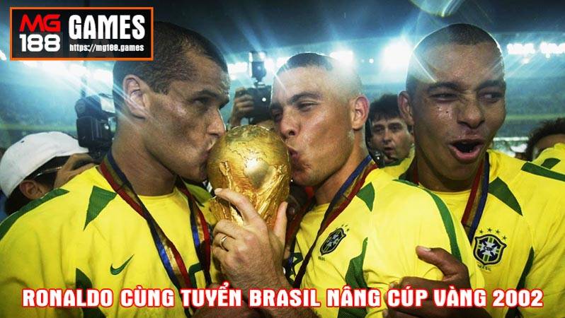 Ronaldo cùng tuyển brasil nâng cúp vàng 2002